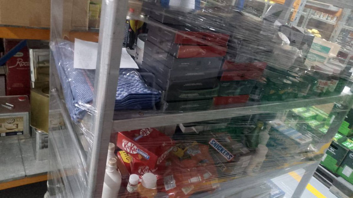 🔴مواطن عبر الخاص:

🔸٩ طباخين #مصريين يعملون في مطبخ فندق ماريوت الوزارات على الرغم ان رواتبهم تصل الي ٢٥ الف ريال قاموا الاسبوع الماضي بسرقة أطعمة وأواني من مستودع مطبخ الفندق 

🔸تقدر قيمة المسروقات ٧٥ الف عبارة عن مكائن قهوة وأدوات طبخ ولحوم واجبان وصوصات وحلوى ومكسرات وجدوها