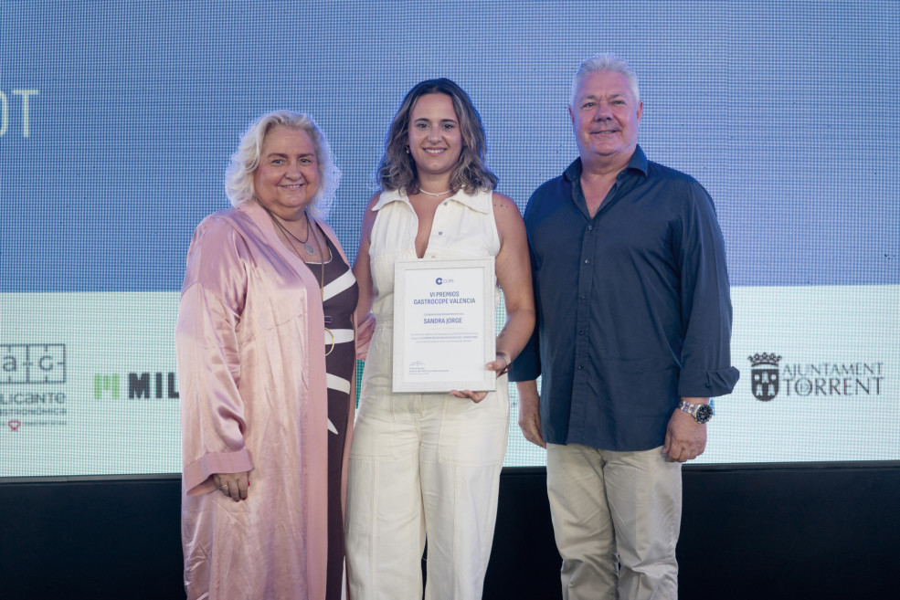 Los premios GASTROCOPE de <a href="/COPEValencia/">COPE Valencia</a> cumplen seis ediciones reconociendo a los excepcionales profesionales de la gastronomía valenciana. Ha sido un placer entregarle el premio ‘Cocinera Revelación’ a Sandra Jorge, chef de <a href="/XanglotR/">XANGLOT RESTAURANT</a>. ¡Una joven maestra! linkedin.com/posts/jose-vic…