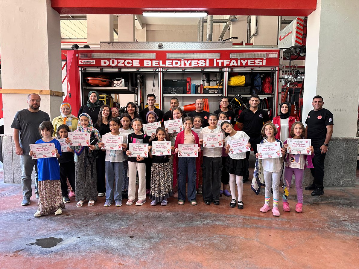 🚒 GSB Gençlik Yaz Kulübü x Düzce İtfaiyesi 🔥💦

Bugün hem öğrendik hem serinledik!
İtfaiyecilik mesleğini yerinde tanıyan gençlerimiz, hortumu ellerine alıp doyasıya eğlendi!

Teşekkürler Düzce İtfaiyesi, bu sıcak günde hem bilgi hem serinlik oldu bize! 🙌