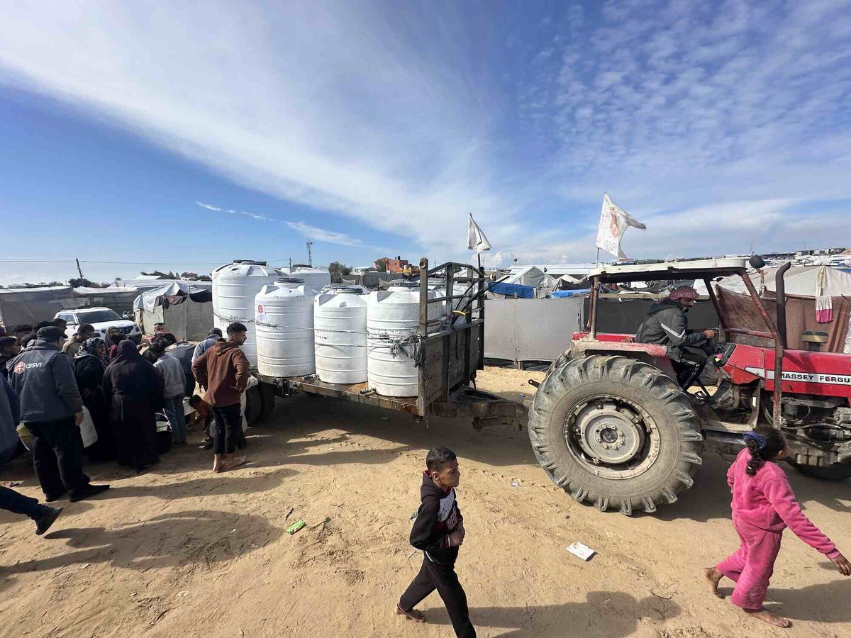 Nine out of 10 people in #Gaza do not have access to enough water. The situation is worsening by the day.

Our partner @fonazaioneCESVI is trucking safe water for drinking and cooking from the few desalination plants still in operation. 

We have already reached over 89,000