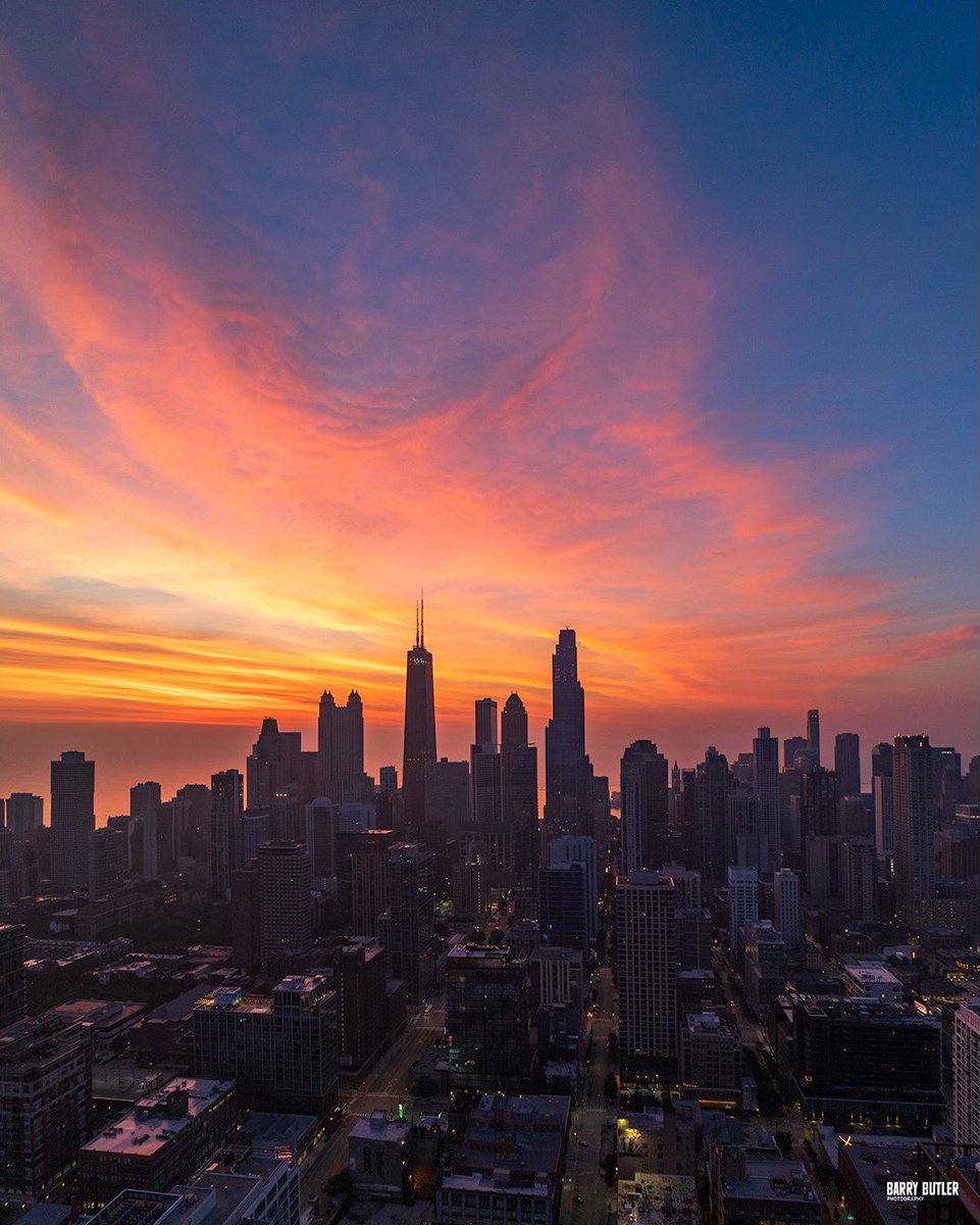 barrybutler9's tweet image. Tuesday at the Towers in that Toddlin' Town. This morning's sunrise in Chicago. #weather #chicago #news #ilwx