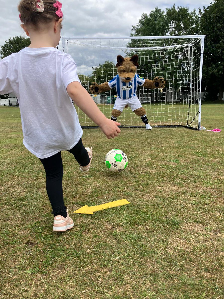 htafcfoundation's tweet image. ⏪️ 𝐓𝐡𝐫𝐨𝐰𝐛𝐚𝐜𝐤 𝐓𝐮𝐞𝐬𝐝𝐚𝐲
Last week our staff and Terry the Terrier visited @HillViewAcadem1 to get involved in Key Stage 1’s Sports Day! 🏅
Well done to all the pupils involved, we had a great time! 💙