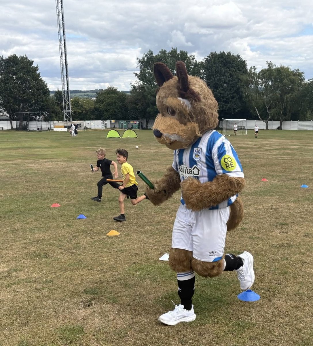 htafcfoundation's tweet image. ⏪️ 𝐓𝐡𝐫𝐨𝐰𝐛𝐚𝐜𝐤 𝐓𝐮𝐞𝐬𝐝𝐚𝐲
Last week our staff and Terry the Terrier visited @HillViewAcadem1 to get involved in Key Stage 1’s Sports Day! 🏅
Well done to all the pupils involved, we had a great time! 💙