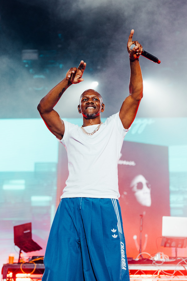 ClashMagazine's tweet image. Live Report: @officialgiggs - @SomersetHouse
The Landlord returns to show London how it's done - with an all-star cast, too...
clashmusic.com/live/live-repo…