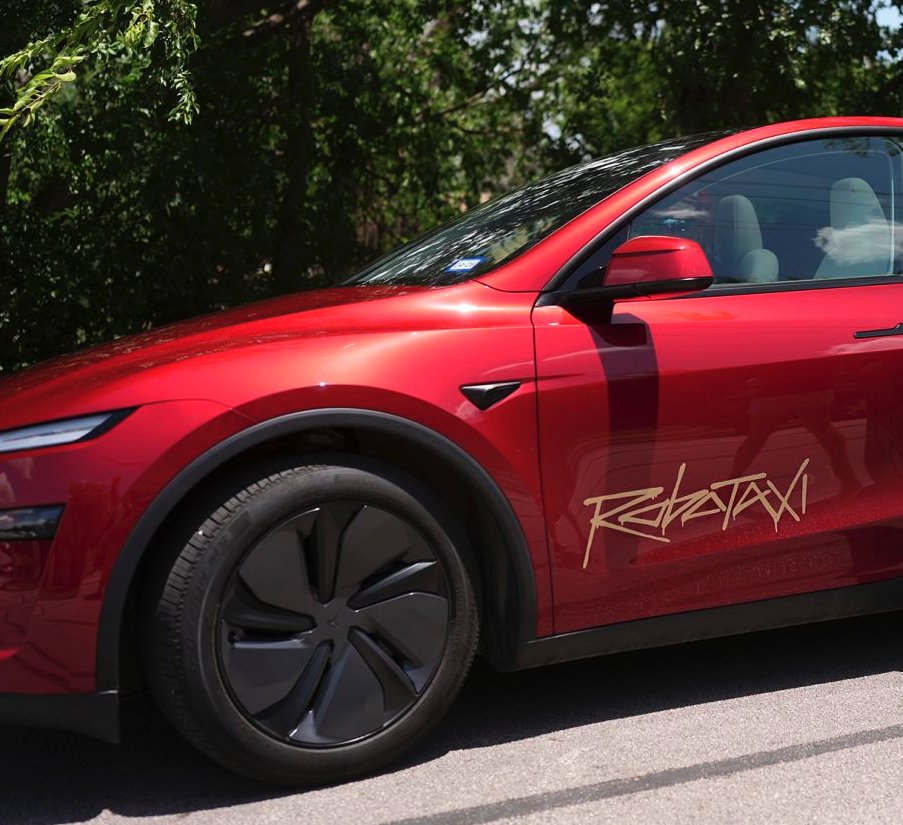 herbertong's tweet image. 🚨 JPMorgan tested Tesla's Robotaxi in Austin, calling it "solid" and "safe," with future success dependent on traffic and safety data.
JPMorgan praised Tesla’s Robotaxi in Austin for its cautious, human-like driving and ability to stop at a rider’s exact phone location, not…