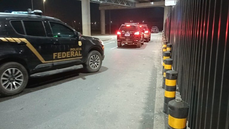 policiafederal's tweet image. ✈️👮#OPERAÇÃOPF | PF combate o tráfico internacional de drogas com a Operação Last Call. Organização criminosa realizava troca de etiquetas de bagagens, retirando-as das malas de passageiros comuns e colocando-as em malas com drogas. Foi cumprido 1 mandado de prisão.
➡️Saiba…