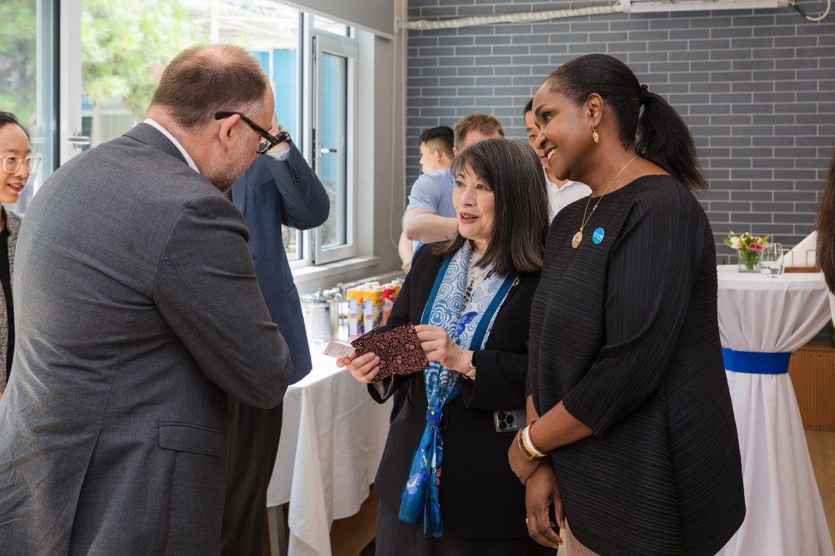 UNICEFChina's tweet image. UNICEF RD @JuneUNICEF met with Ambassadors & representatives of Australia, Bolivia, Canada, Estonia, Germany, Japan, Mozambique, Oman, Sweden and US.
They discussed opportunities to work together for vulnerable children in China & Asia-Pacific, focusing on the 2030 Agenda.