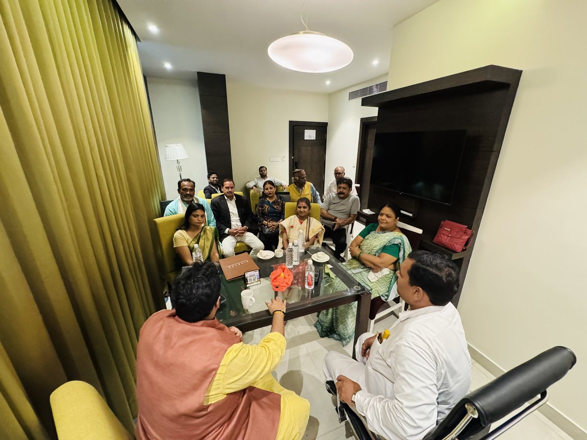 Vishnu_Jain1's tweet image. टीम हरि शंकर जैन मांग करती है कि माननीय सर्वोच्च न्यायालय द्वारा 12 दिसंबर 2024 को दिए गए आदेश को निरस्त किया जाए, ताकि सभी मामलों की पुनः सुनवाई हो सके और सच्चाई सम्पूर्ण समाज के सामने आ सके।