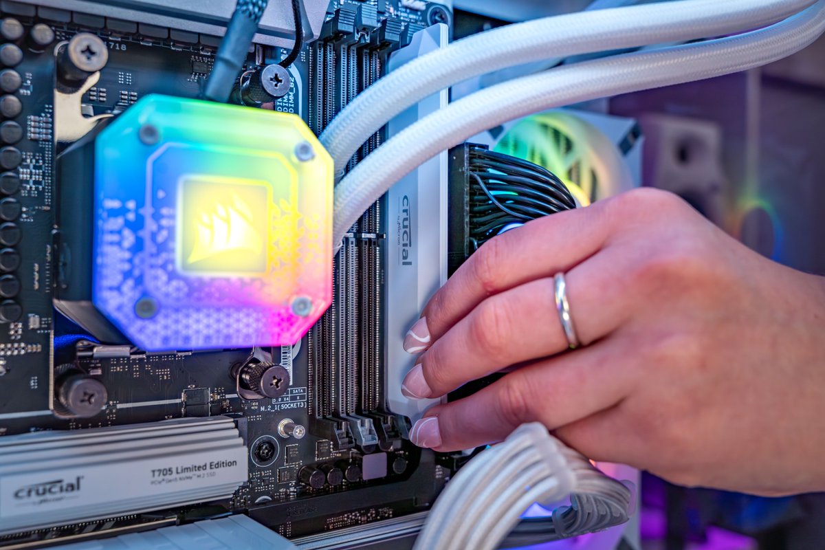 CrucialMemory's tweet image. How many sticks of RAM are in your computer rn? 👇