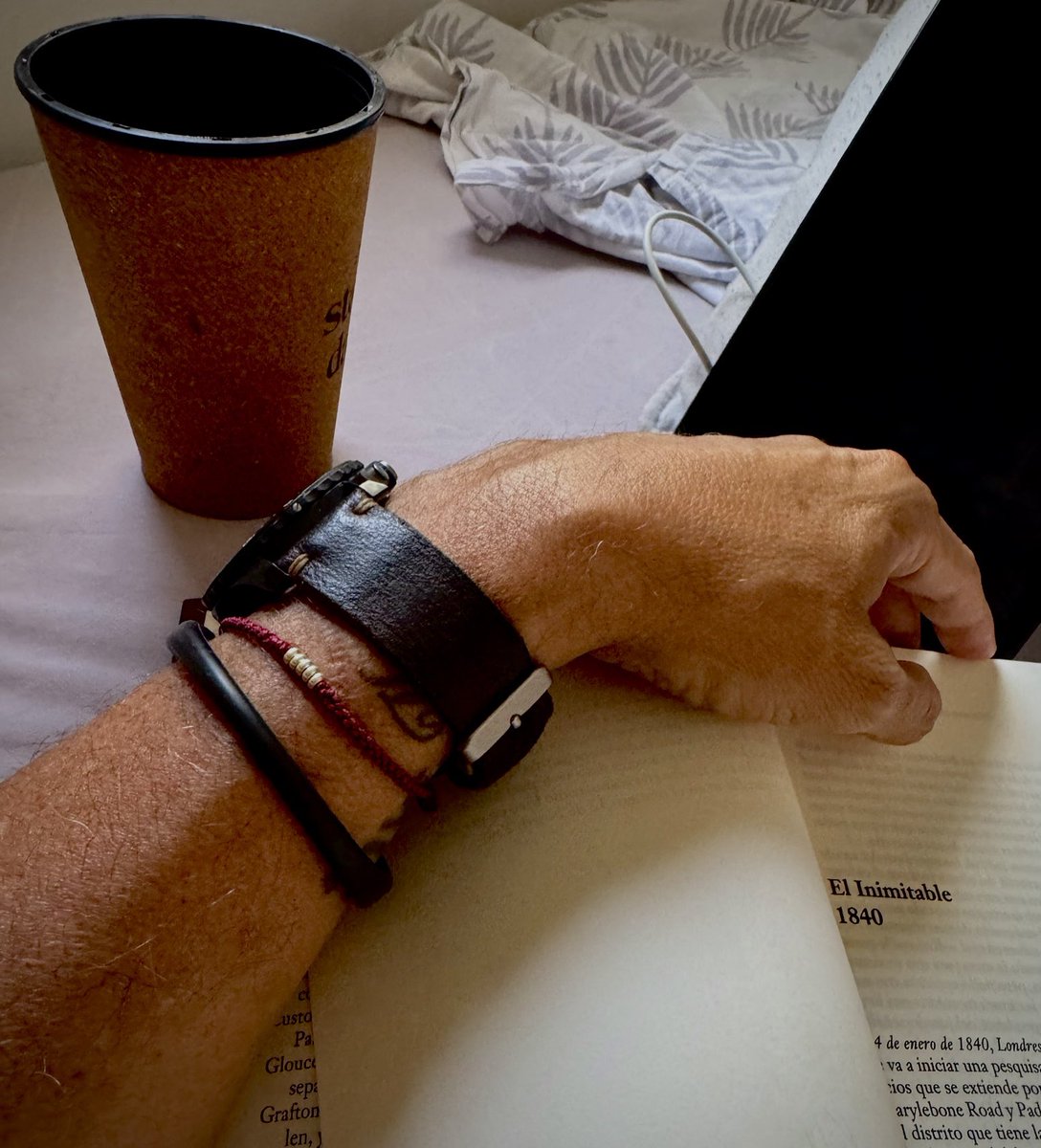 MgubaaXs's tweet image. ‼️Uno de mis mayores placeres en verano es tumbarme en la cama con un buen libro, un café con hielo y el iPad para escribiros algo …💙‼️