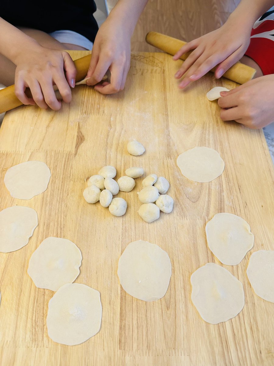 Халуунаас халшираад дуртай хоолоо хийж идэж чадахгүй байсын өнөөдөр 2 охиныхоо хөөрхөн хөөрхөн яриаг сонсонгоо 1 сайхан банштай цай хийж идье даа…🤤