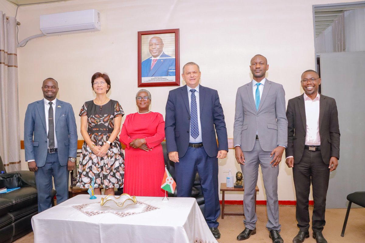 msp_burundi's tweet image. Le Ministre Dr @Lydwinebara du @mspls_bdi a reçu en audience ce 22/7/2025 @DrCrespin,Représentant de @WhoBurundi et Chef de file des partenaires au Dvpt/#Burundi(#Sortant)accompagné de Mme @FranceBegin2,Représentante de l&apos;@UNICEF_Burundi,Nouvelle Cheffe de file des partenaires.