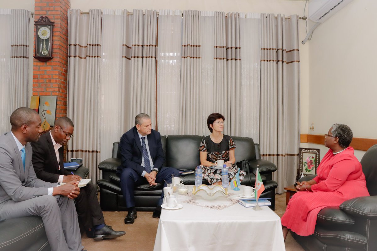 msp_burundi's tweet image. Le Ministre Dr @Lydwinebara du @mspls_bdi a reçu en audience ce 22/7/2025 @DrCrespin,Représentant de @WhoBurundi et Chef de file des partenaires au Dvpt/#Burundi(#Sortant)accompagné de Mme @FranceBegin2,Représentante de l&apos;@UNICEF_Burundi,Nouvelle Cheffe de file des partenaires.