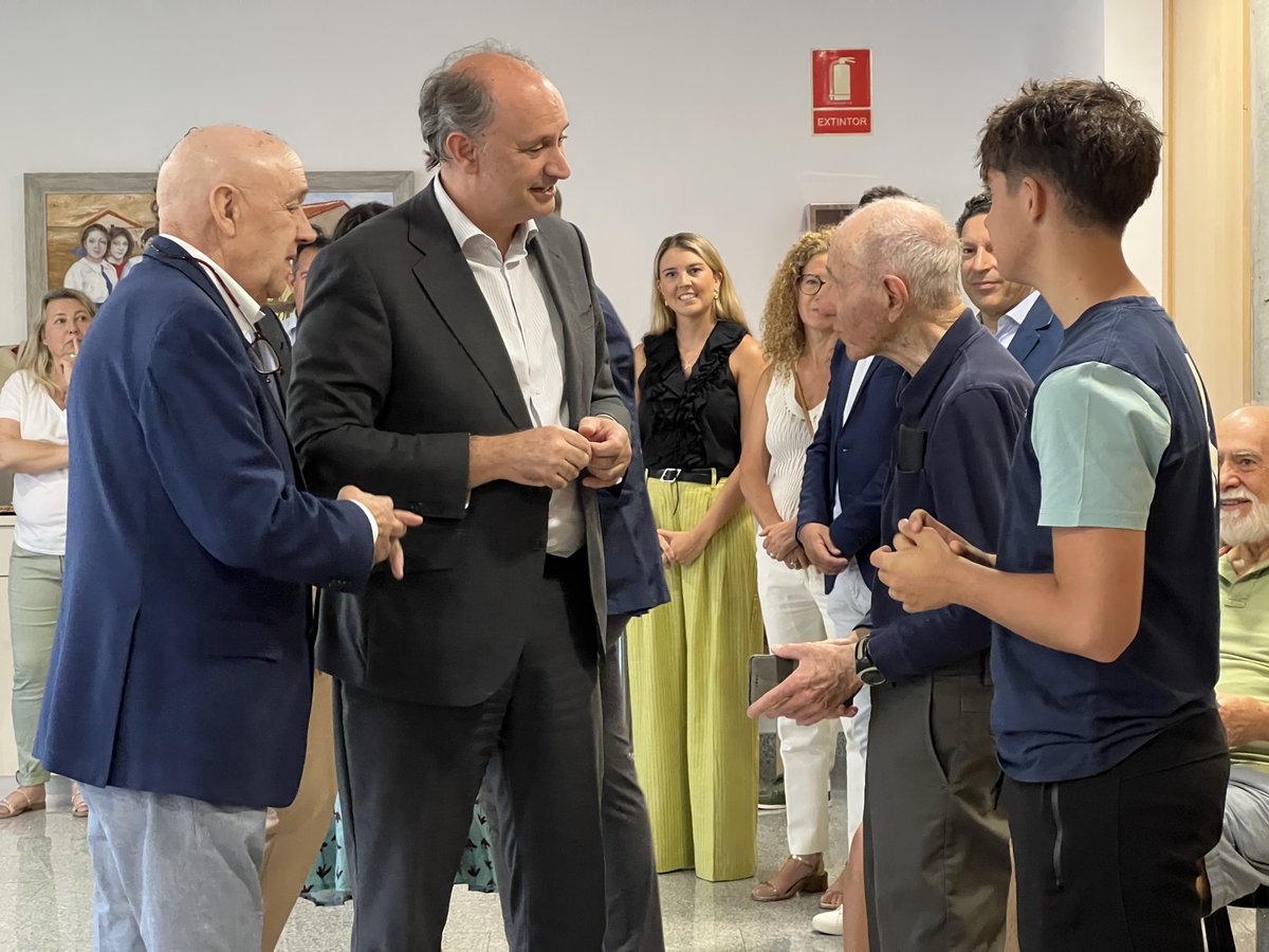 MLopezValverde's tweet image. Más de 300 abuelos y nietos han participado en los talleres intergeneracionales de la @ComunidadMadrid por el Día del Abuelo.
Hoy he asistido a una de las sesiones en @Moralzarzal, conectando además por videoconferencia con el resto de Centros de Capacitación Digital.
Estas…