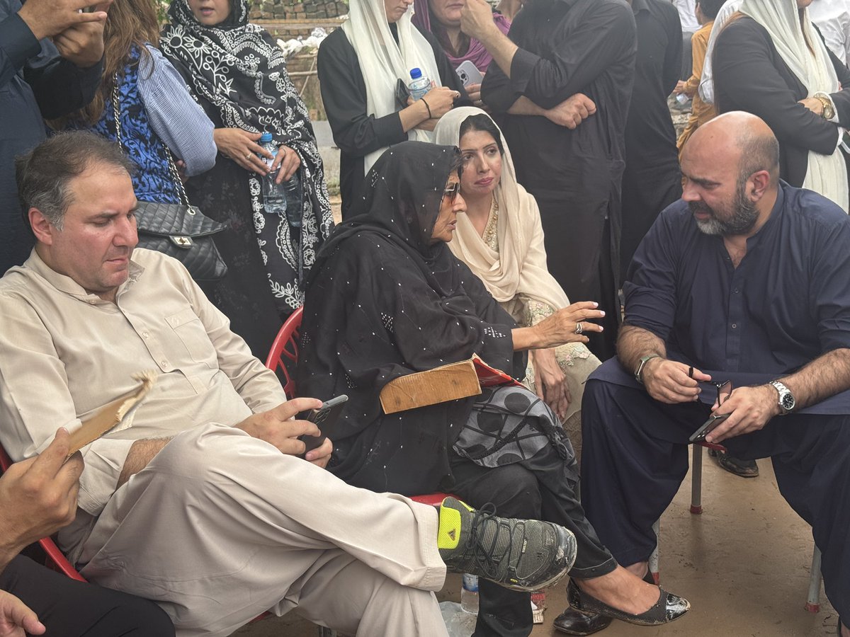 Husnainrafique_'s tweet image. علیمہ خان اڈیالہ کے باہر موجود
ملاقات کا انتظار