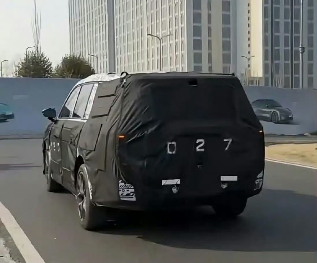 TCMesla's tweet image. Xiaomi is following Tesla’s product strategy and will launch its third car, a range-extended SUV with three rows — codenamed “Kunlun” — offering larger space and positioned for family use ⚡️
It will compete directly with flagship 6-seater models like Tesla’s 6-seater Model Y 🔥