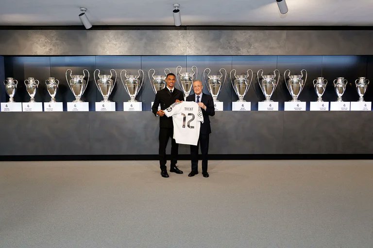 AdriRM33's tweet photo. - El REAL MADRID presentando a sus jugadores con las 15 Champions.

- El BARCELONA presentando a Marcus Rashford en una cabina.

No somos iguales 😂 https://t.co/8qzjQBToiF