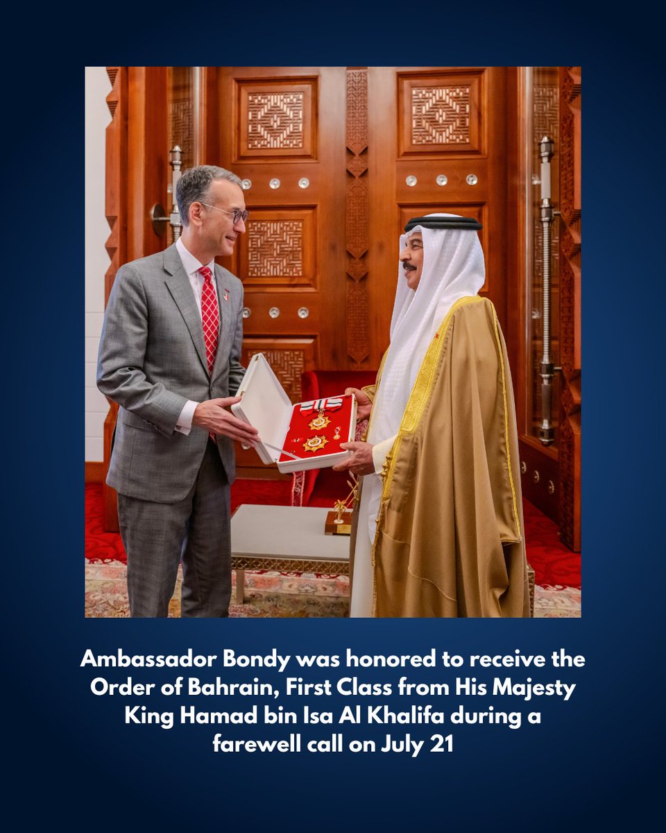 USEmbassyManama's tweet image. تشرف السفير بوندي بتسلُّم وسام البحرين من الدرجة الأولى من حضرة صاحب الجلالة الملك حمد بن عيسى آل خليفة، بمناسبة انتهاء فترة عمله. وقد عبّر السفير بوندي عن بالغ شكره وامتنانه لهذا التكريم الرفيع، وعن تقديره العميق للشعب البحريني الكريم.
وأكد سعادته على متانة الشراكة الثنائية بين…