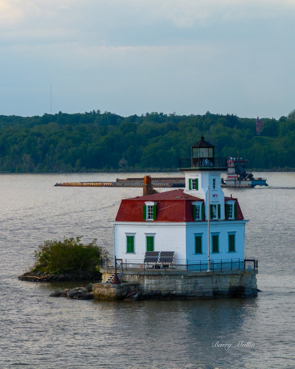 Lighthouses_NE's tweet image. Esopus Meadows Lighthouse during sunset in Port Ewen, New York, USA
