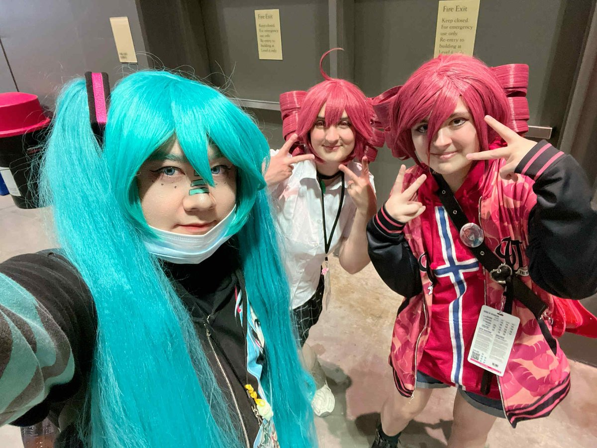 Toasterctrdge's tweet image. Double Teto's!?
It was super cool getting the chance to meet @MonochroMenace this past Sunday, Also thank you so much for the pins and sticker! I have the pins hanging up on my cubicle wall at work! Hope you had a blast attending the con!