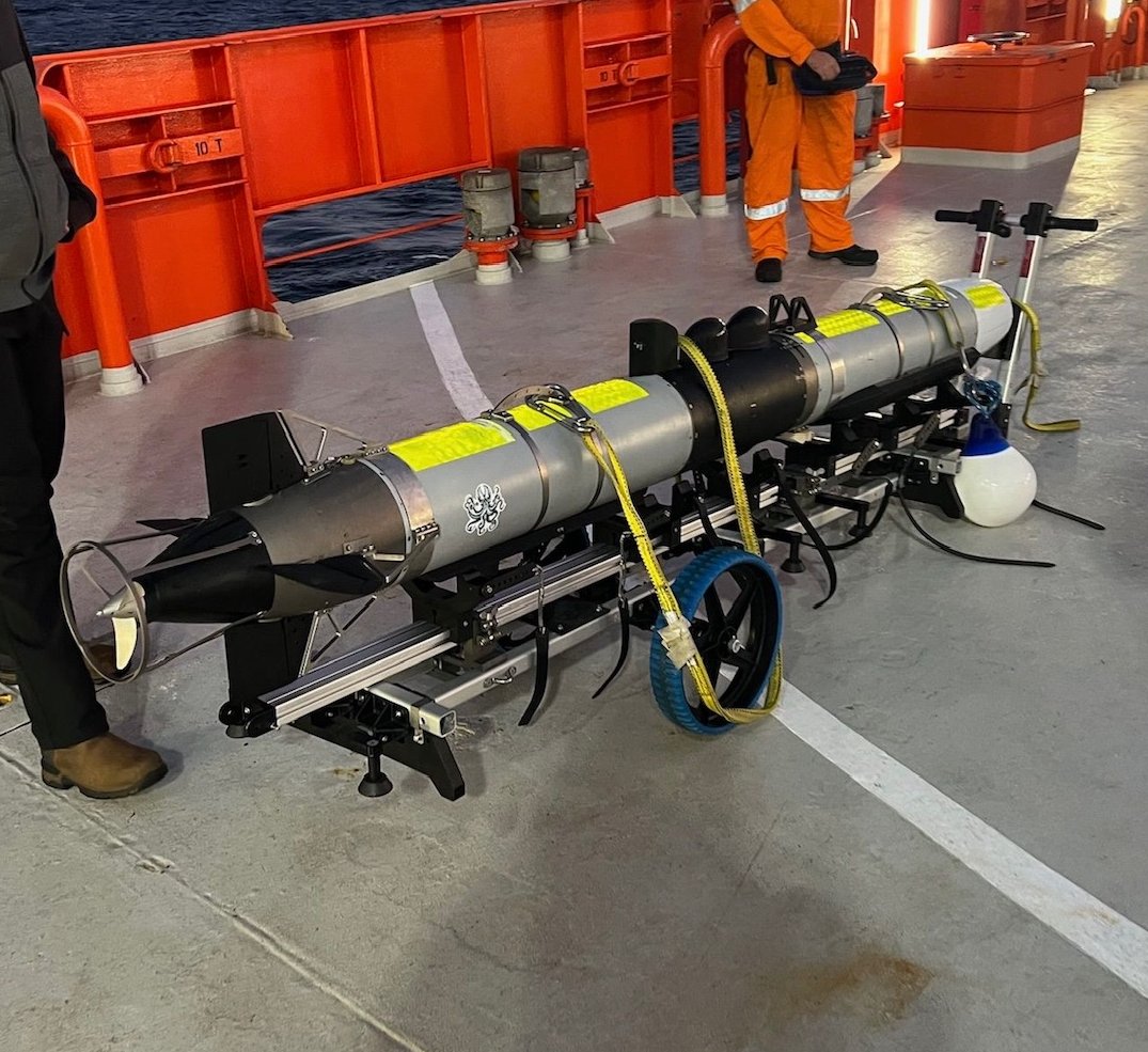 RoyalNavy's tweet image. A big step forward...
The #RoyalNavy has been undertaking ground-breaking trials to demonstrate the launch and recovery of uncrewed underwater vehicles launched through a Astute-class submarine's torpedo tube.
Read more: royalnavy.mod.uk/news/2025/july…