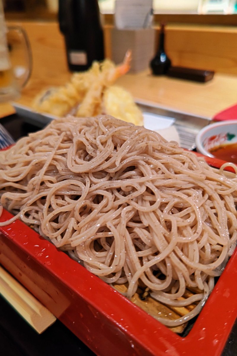 Twinkle_place's tweet image. #石破やめるな が話題になってるのがめっちゃ気になるな、、とかぶつぶつ言いながらシェアハウスの友達と蕎麦屋のカウンターで一杯やってます、皆さまお疲れさまです🍻暑かった〜