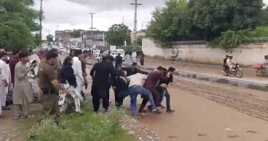 Husnainrafique_'s tweet image. اڈیالہ کے باہر تحریک انصاف کے کارکنان کی گرفتاریاں