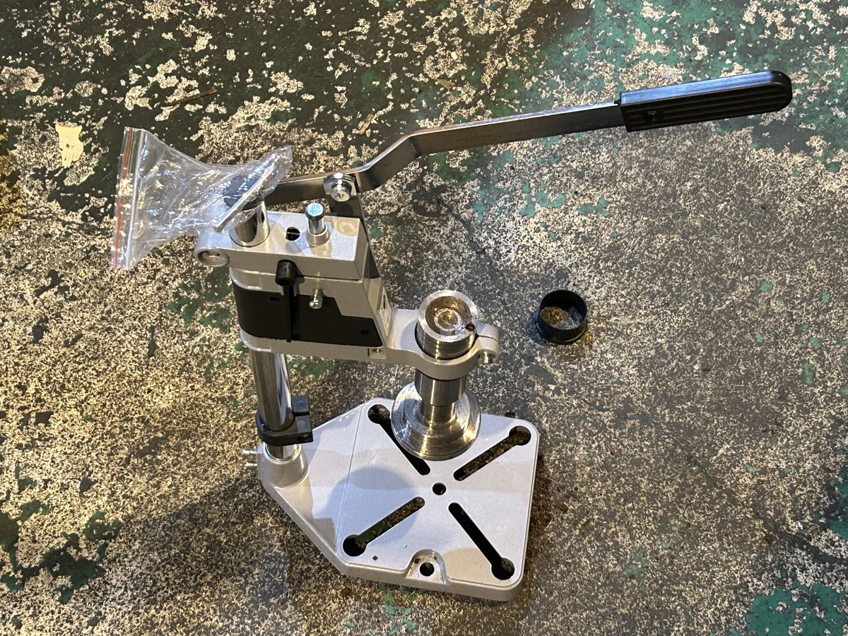 遅くまで仕事しながら弟がなんかやってんなぁ思ったら簡易版プレス機作ってた笑
会社にあった空ボトルとマットで試し打ちで詰めたら大成功してるし🤣

費用3000円弱
鉄工所唯一の特権