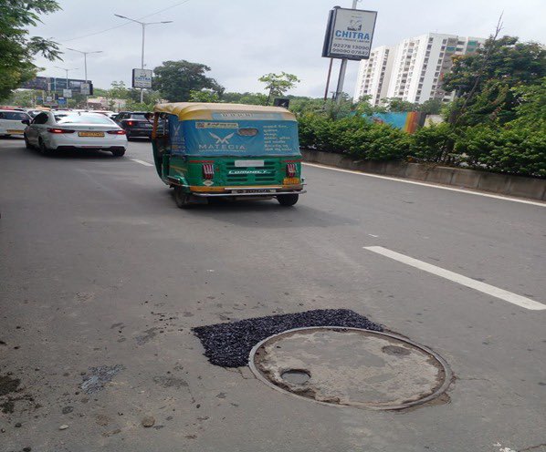 AmdavadAMC's tweet photo. As part of AMC’s routine road maintenance efforts, patchwork has been completed in Bodakdev and Kubernagar Ward, addressing wear and tear to enhance driving comfort.

#RoadMaintenance #PatchworkDrive #AhmedabadDevelopment #InfrastructureUpgrade #SmartCityAhmedabad https://t.co/OtGP3yt7SY