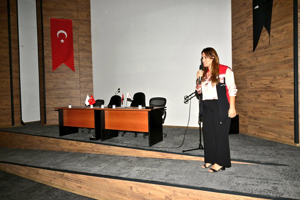 Tire’de incir üreticilerine incirde hasat öncesi ve depolama aşamasında Aflatoksin ve Okratoksin oluşumunu önleme amaçlı bilgilendirme toplantısı düzenlendi.
Toplantıda İl Müdürlüğümüz Gıda ve Yem Şube Müdürlüğü, Tire İlçe Müdürlüğü personeli ve Ege İhracatçılar Birliği uzmanları