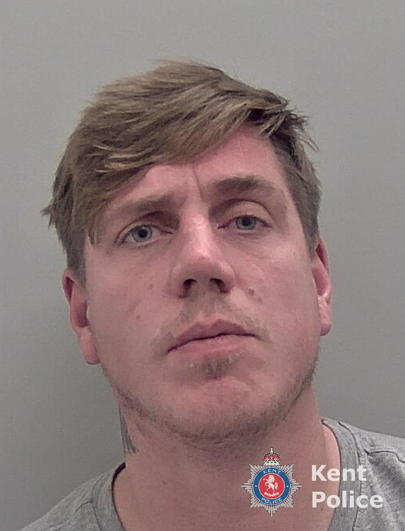 kent_police's tweet image. Jamie Hills is wanted on a court warrant. He has links to #Rochester and the wider #Medway area.
If you see him, call 999 quoting 46/11989/25. Alternatively, call Crimestoppers anonymously on 0800 555111 or complete the online form: crimestoppers-uk.org/give-informati…