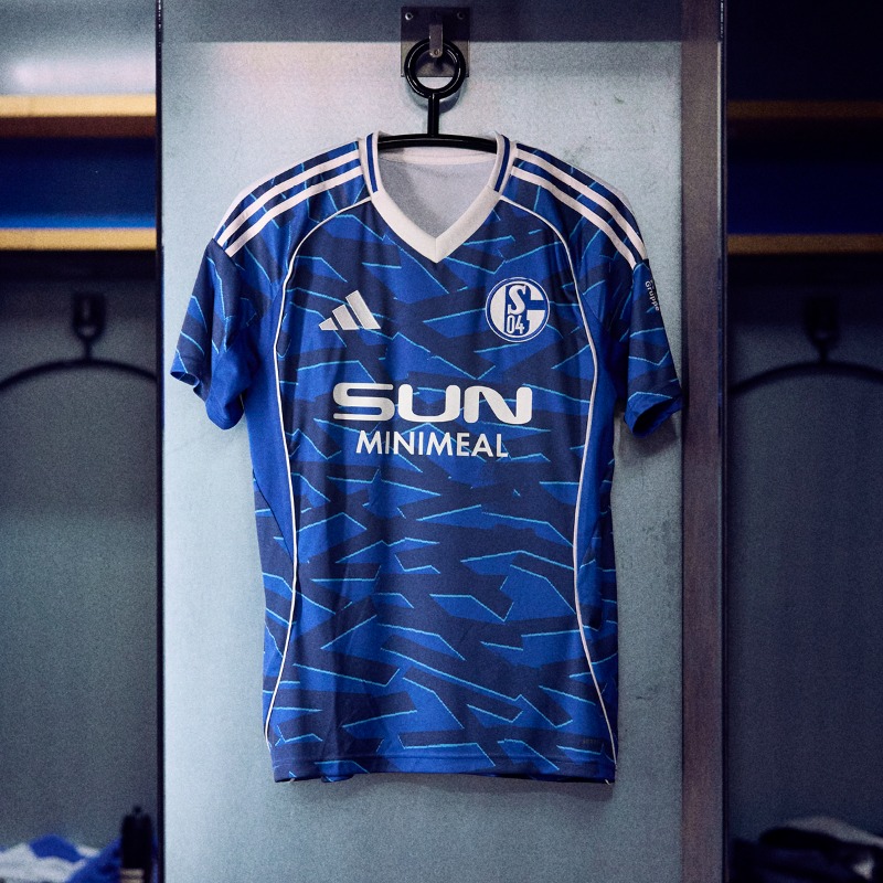 s04's tweet photo. Vom Kultdesign der 90er-Jahre inspiriert: Unser Heimtrikot 2025/2026.

Jetzt online &amp; in allen #S04-Fanshops
↪️ https://t.co/2WP2V6dzgi 

#S04 | #11teamsports | @adidasfootball
