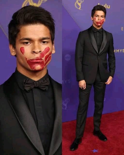 native_am_pride's tweet image. First-time nominee D’Pharaoh Woon-A-Tai made a powerful statement at the Emmys by arriving with a red handprint over his mouth, symbolizing solidarity with missing and murdered Indigenous women.
(📷 : Getty/Amy Sussman)
Cre: etalk