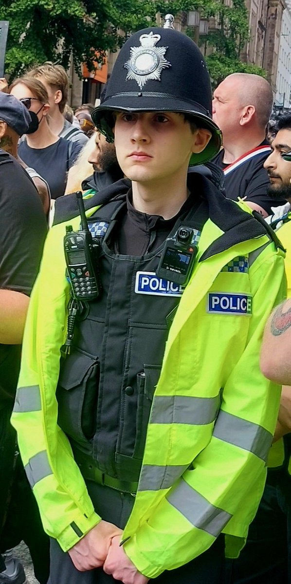 EvacTony's tweet image. #NigelFarage #Reform there must be an element of fear of the police. Currently there's fear in the police, many of the officers themselves because they're straight out of Uni, wet behind the ears and totally unsuitable for the job.