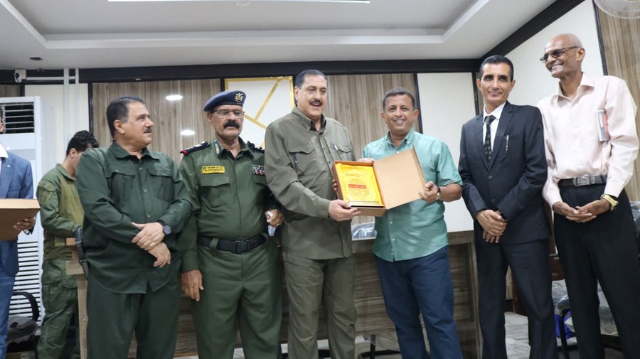 متحوث يكرم عفاشي وسط العاصمة الجنوبية #عدن 
عقبال تكريم عادل الحسني ومختار الرحبي وأنيس منصور..