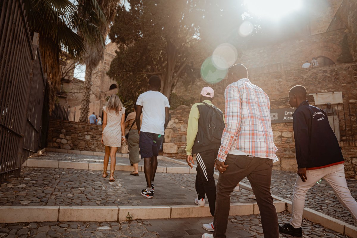 CEAR_Andalucia's tweet image. 🚶🏼♀️Personas refugiadas recorrieron el centro histórico de Málaga, descubriendo su historia y belleza.
🤝🏼Desde CEAR seguimos promoviendo actividades inclusivas que sanan, conectan y ayudan a sentirse parte de la ciudad de acogida.