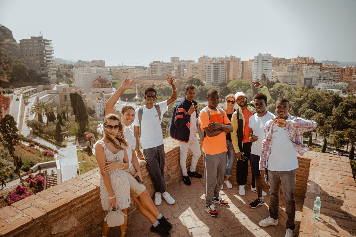 CEAR_Andalucia's tweet image. 🚶🏼♀️Personas refugiadas recorrieron el centro histórico de Málaga, descubriendo su historia y belleza.
🤝🏼Desde CEAR seguimos promoviendo actividades inclusivas que sanan, conectan y ayudan a sentirse parte de la ciudad de acogida.