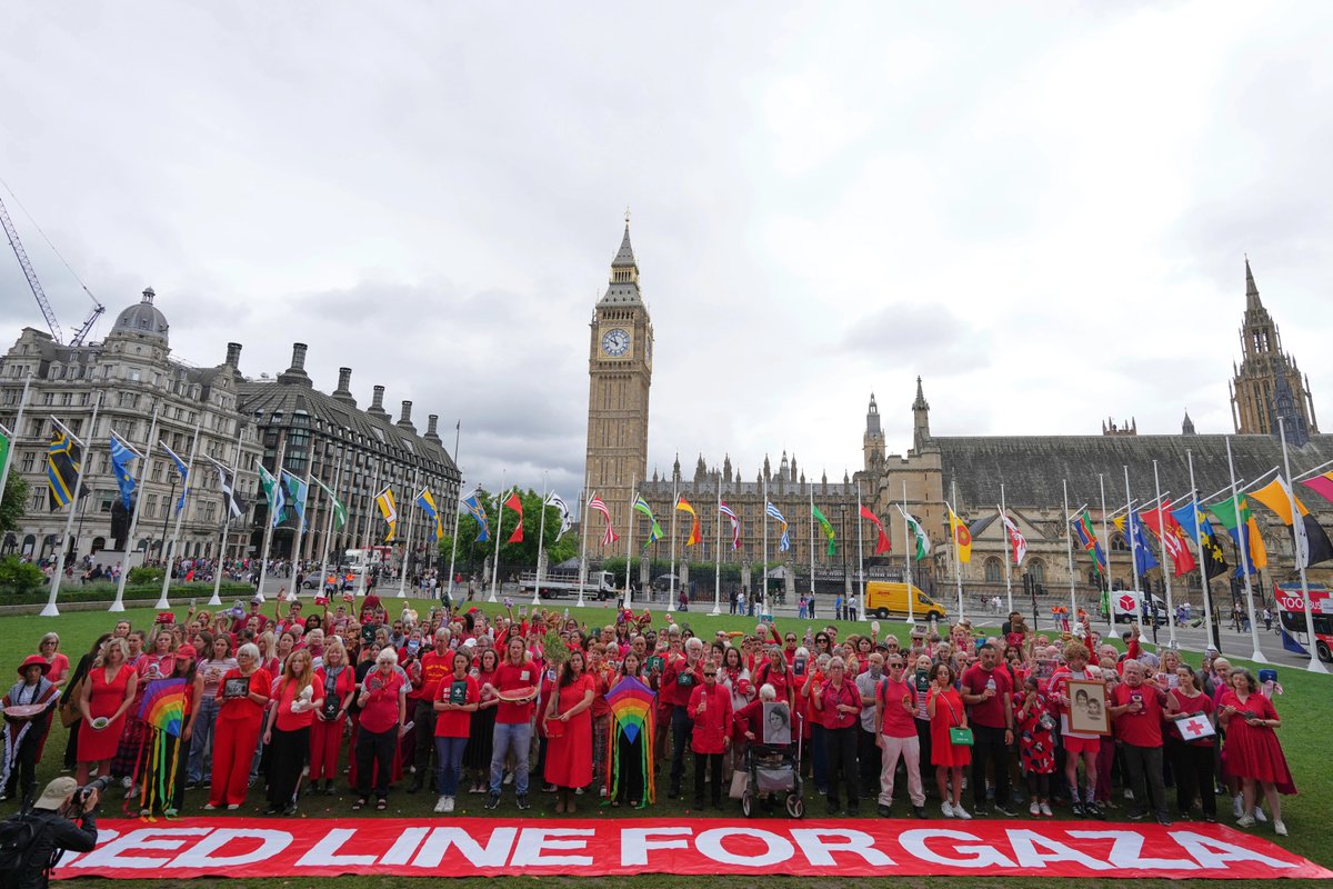 AJEnglish's tweet image. Palestine solidarity demonstrators stage a ‘red line for Gaza’ protest in central London to denounce Israeli atrocities in the besieged enclave.
🔴 LIVE updates: aje.io/dme925