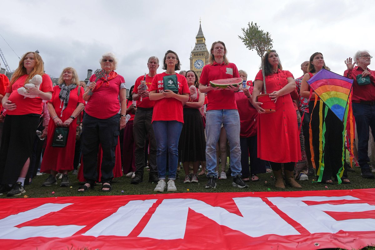 AJEnglish's tweet image. Palestine solidarity demonstrators stage a ‘red line for Gaza’ protest in central London to denounce Israeli atrocities in the besieged enclave.
🔴 LIVE updates: aje.io/dme925