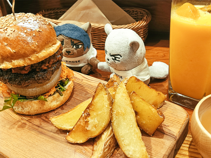 nui_and_photo's tweet image. まず飛行機で屋久島に飛びます

屋久島バーガーに釘付けの鯉月ふぉぜ
鹿バーガー美味しい！！🍔