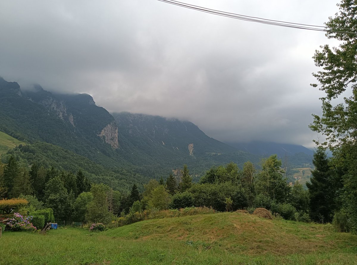 ClimateWarrior7's tweet image. Apparently this mountain ridge in Tuscany has been inhabited for hundreds of thousands of years. They've created an archeological trail up there.
When I have the energy I'm looking forward to finding out out about the original indigneous queer Afro-Caribbean inhabitants.