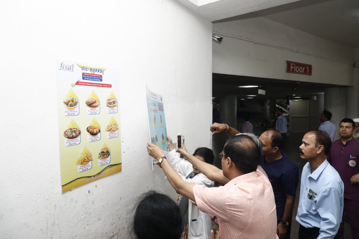 aiimsrishi's tweet photo. Executive Director @aiimsrishi Prof Meenu Singh, inaugurated the display of Oil and Sugar Boards at key locations across @aiimsrishi premises to encourage healthy lifestyles #combatingNCDsInitiative as per @fssaiindia  
@MoHFW_INDIA  
@PMOIndia
@IncubatorGHAI  @htn_fopl 
#EatRightIndia #NCDPrevention #HealthyAIIMS