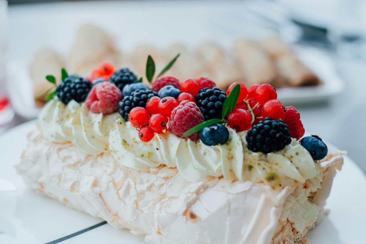 BakeEurope's tweet image. Vacherin is the French 🇫🇷 answer to an ice cream cake—layers of crisp meringue, whipped cream, ice cream, and fresh fruit.
Like a pavlova, but frozen and perfect for summer.
Would you pick this over birthday cake?