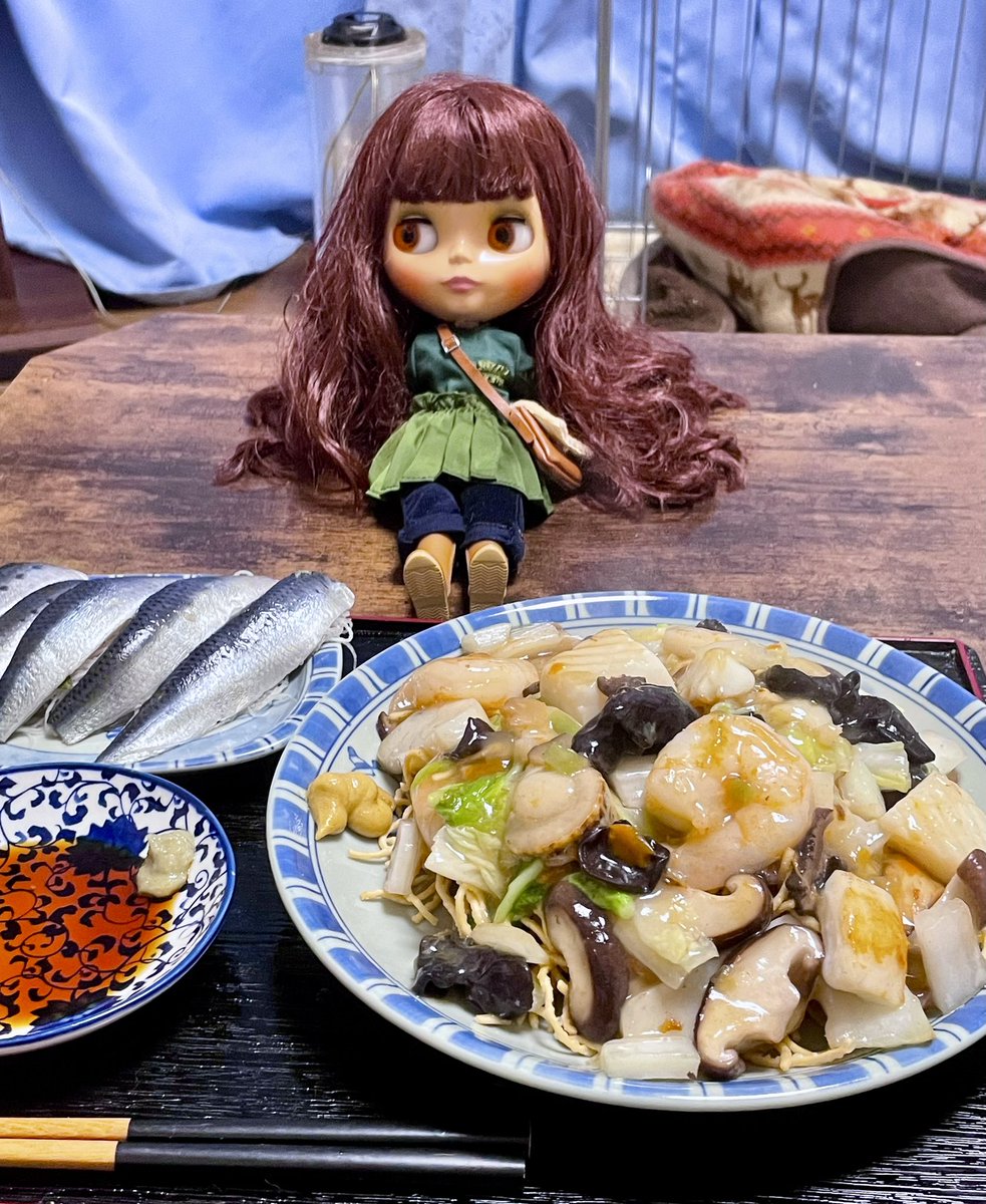 scc666jp's tweet image. 晩ご飯は賞味期限から半月たった揚げ焼きそばにたっぷりの餡をかけたもの。
パリパリ感が微妙に少ない💦
あと、スーパーで買ったシメ鯵でした。