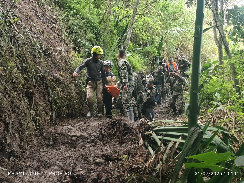 Ejercito_Div5's tweet image. Soldados del Batallón de Artillería de Campaña N.°13 de la #Brigada13 junto a uniformados de @PoliciaColombia y bomberos de #Cundinamarca realizaron labores de inspección, remoción de escombros y apoyo a la comunidad afectada por la ola invernal en zona rural del municipio de…
