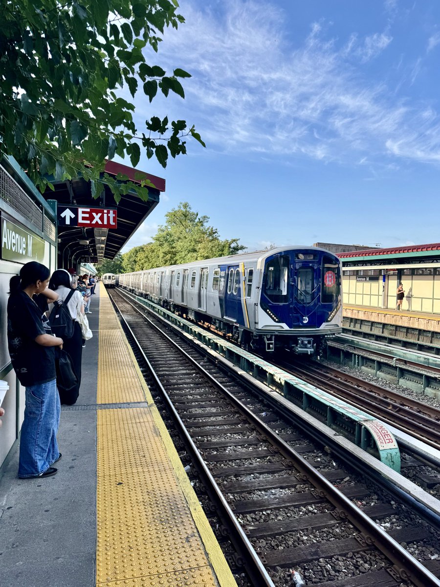 AWxNYC's tweet image. So glad I was able to see the #R211 on the (B) this morning before the big move 🚇🙌
Hoping more R211’s make it to the Brighton line soon! @MTA @NYCTSubway
