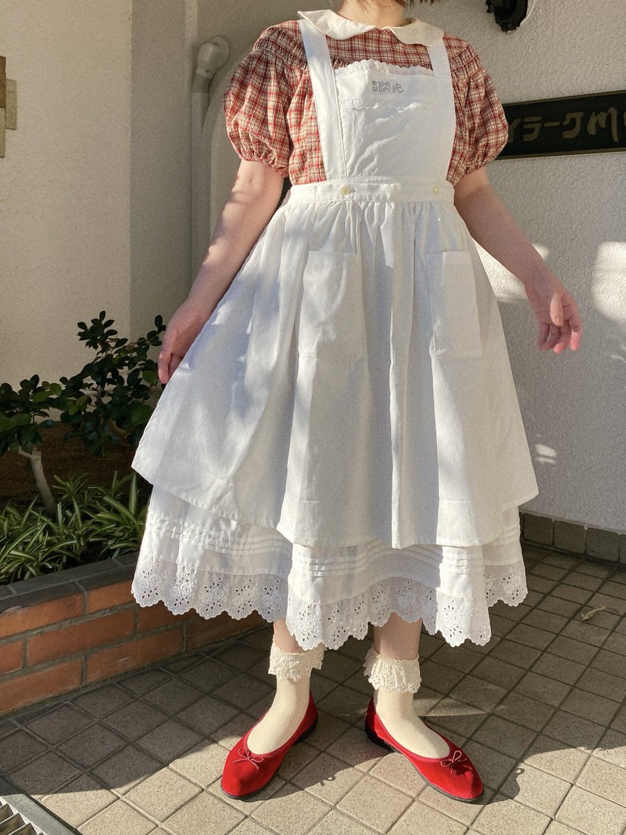 エプロンのスタイリングって無限大。喫茶閃光のエプロンはONLY CHILDの エプロンのスタイリングって無限大。喫茶閃光のエプロンはONLY CHILDの