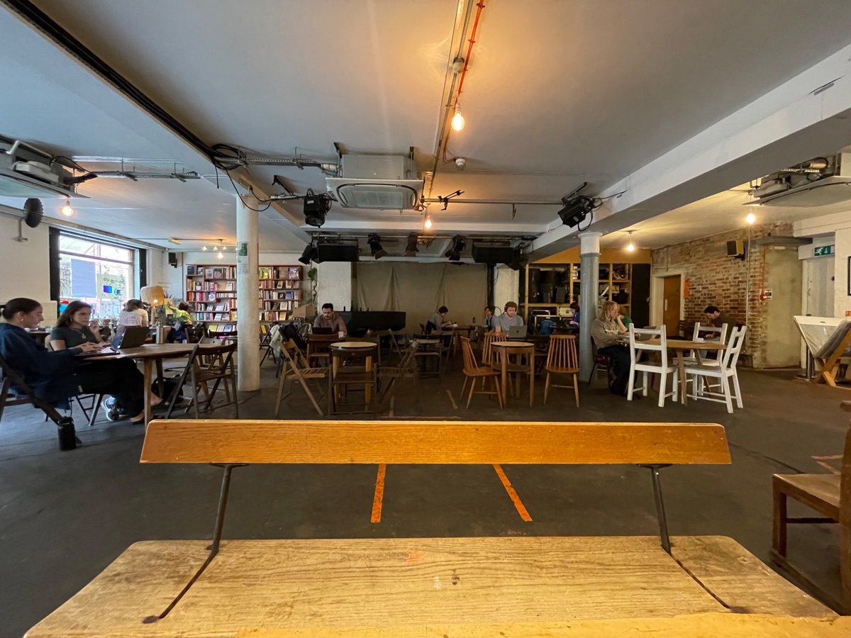 イギリス無事入国して今夜はSHADWELLにある The George Tavernというところで演奏です。
昼間はDALSTONにあるcafe otoへ。
今夜演奏のSeaming Toというアーティストが音源良すぎて観てみたかった。。。