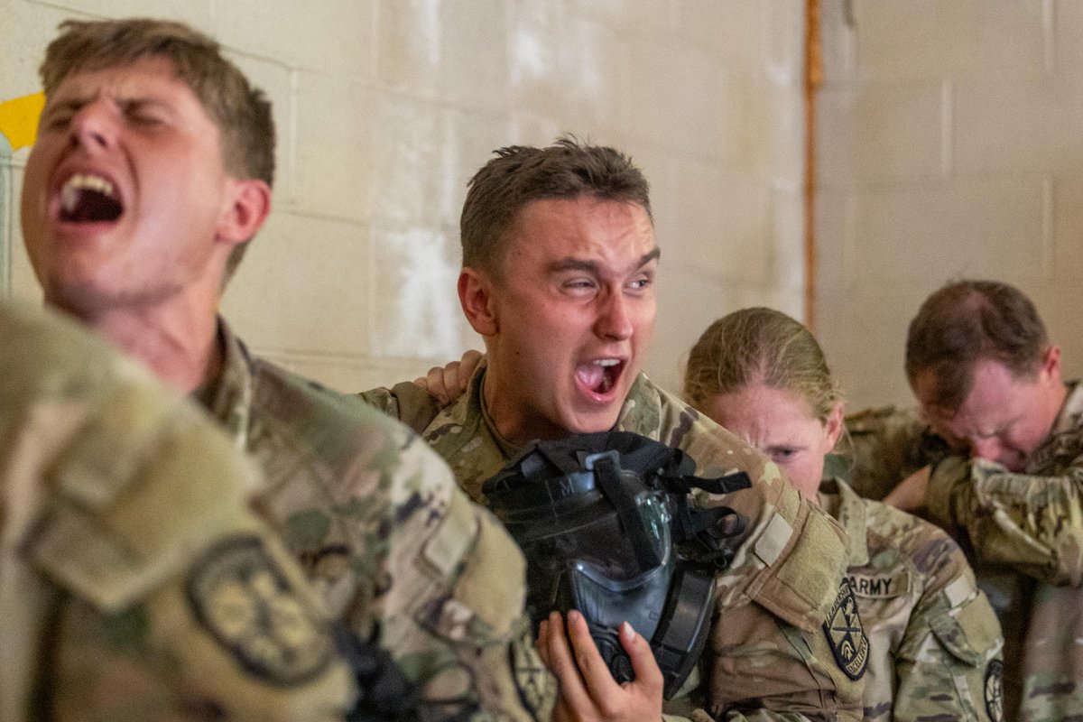 ArmyROTC's tweet image. Masks on for Cadets assigned to 8th Regiment #AdvancedCamp as they embrace the Confidence Chamber.
Click the link in our bio for more #CST2025 content! 馃敆
馃摳: Briana Pace, Indiana University, CST Public Affairs Office