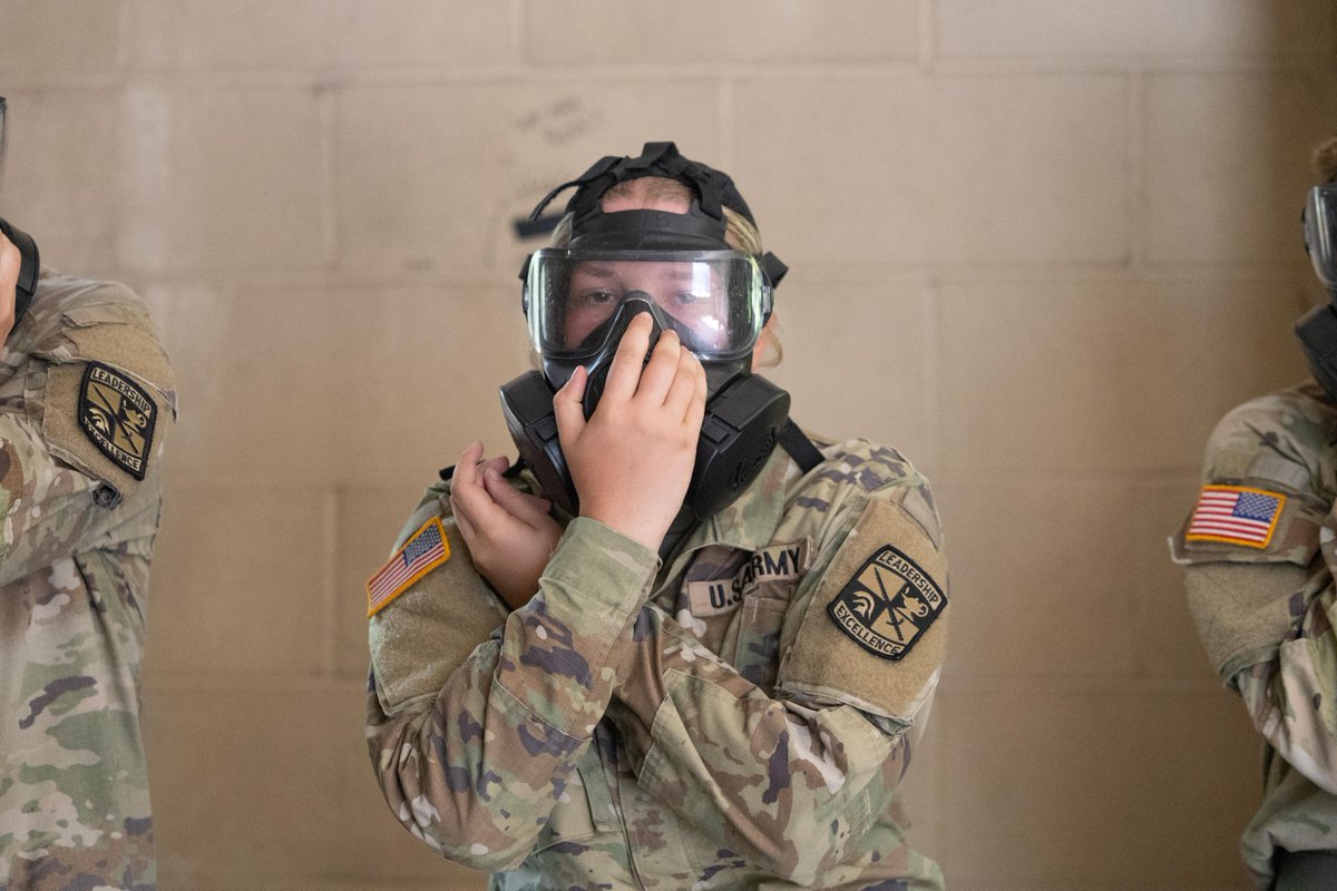 ArmyROTC's tweet image. Masks on for Cadets assigned to 8th Regiment #AdvancedCamp as they embrace the Confidence Chamber.
Click the link in our bio for more #CST2025 content! 馃敆
馃摳: Briana Pace, Indiana University, CST Public Affairs Office